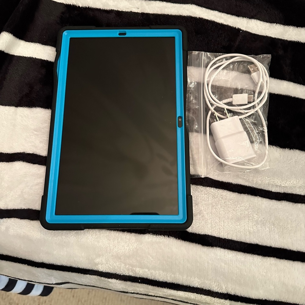 Gently used Samsung galaxy tab A7 with case and charger